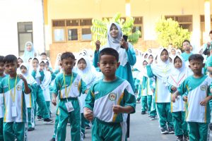 Aktivitas senam yang diikuti oleh seluruh warga MI Plus Al Islam Dagangan